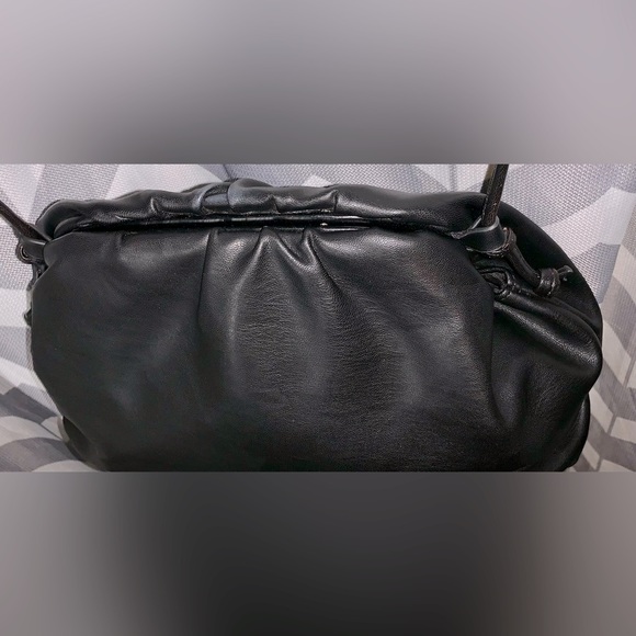 Beautiful Magnetic Closure Crossbody/Shoulder bag! - Picture 3 of 8